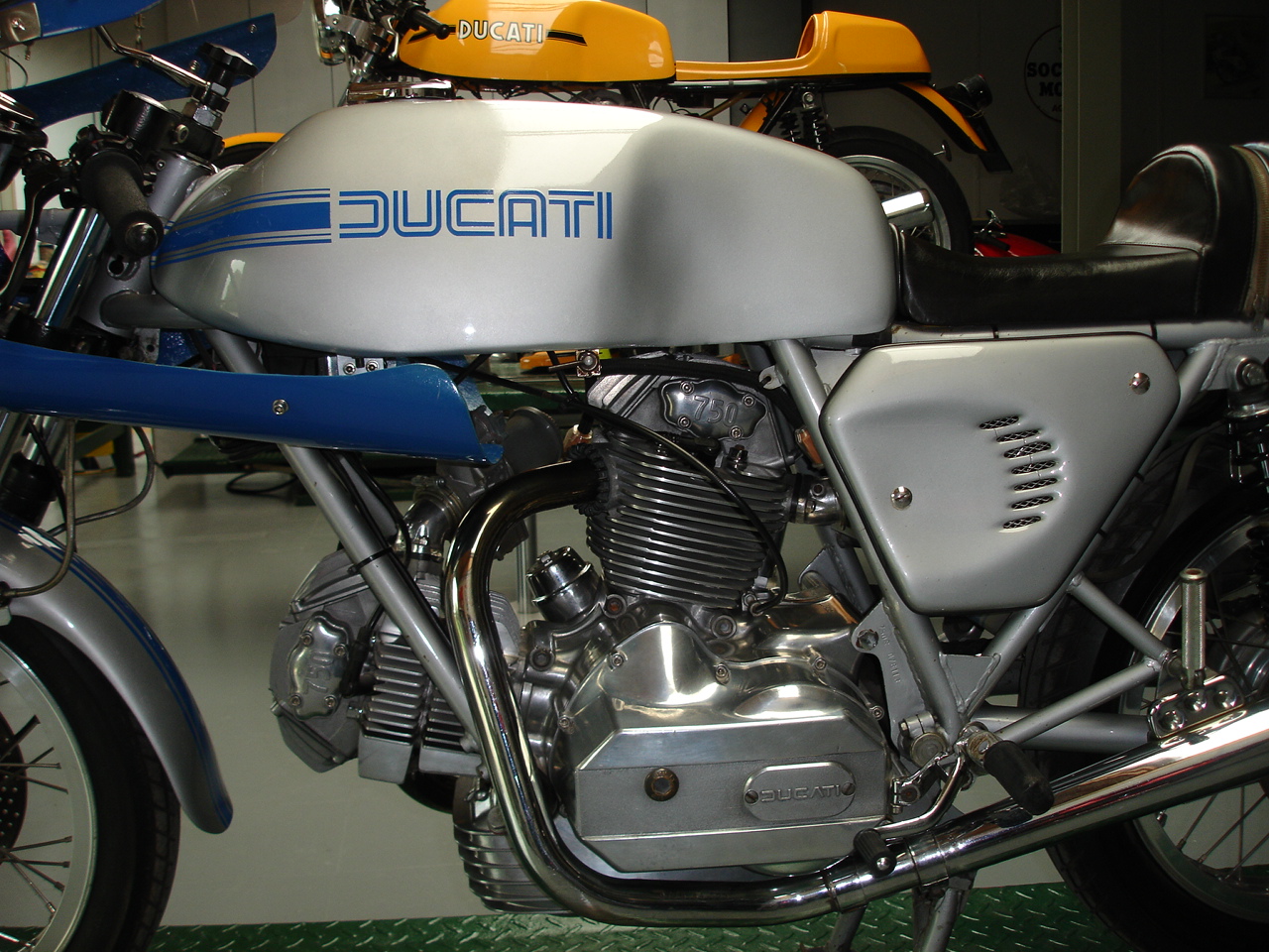 Ducati 750 SS 1976 photo - 2