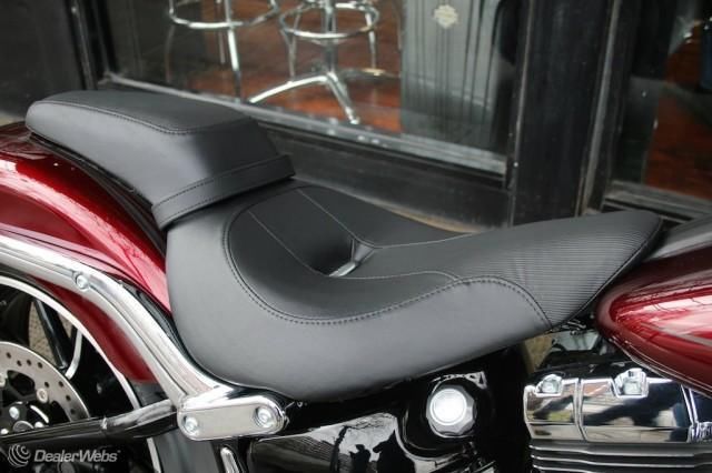 Harley-Davidson Softail Breakout 1690cc photo - 1