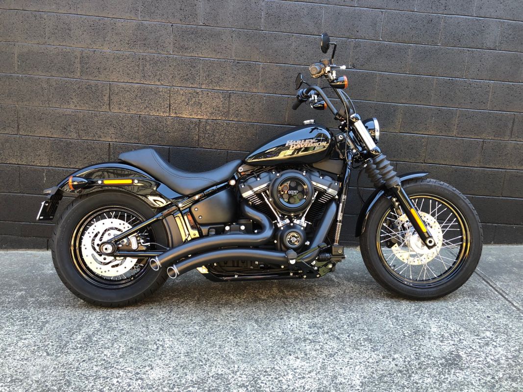 Harley-Davidson Softail Street Bob Dark Custom 2018 photo - 2