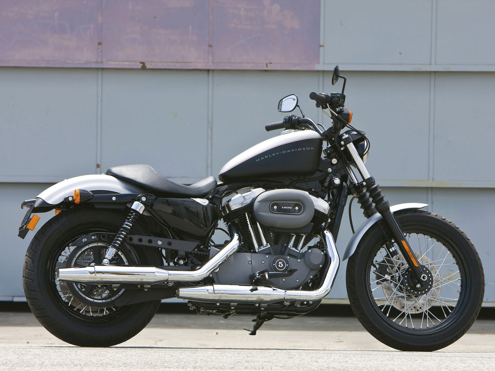 Harley-Davidson XL 1200 Custom 2004 photo - 1