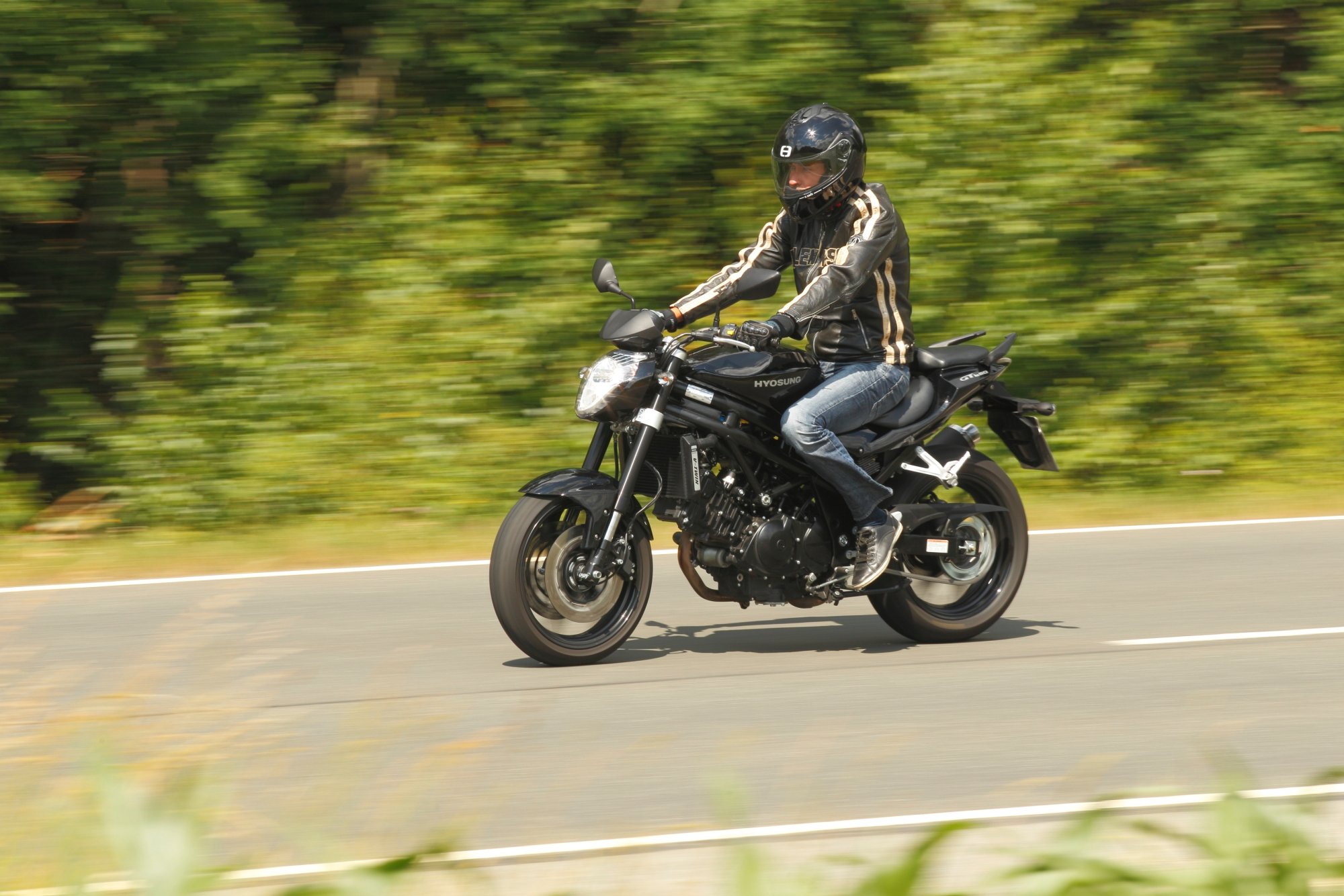 Review of Hyosung GT 650i Naked 2018: pictures, live 