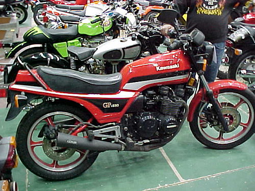 Kawasaki GPZ 550 1982 photo - 2