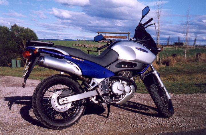 Suzuki XF 650 Freewind 1997 photo - 1