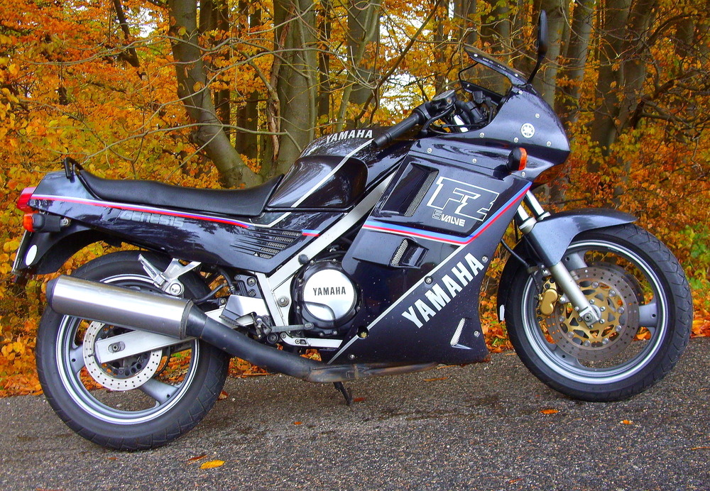 Yamaha FZ 750 1990 photo - 2
