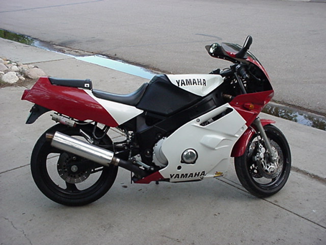 Yamaha FZR 600 1990 photo - 2