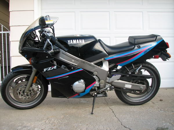 Yamaha FZR 600 1992 photo - 2